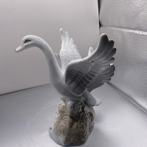 White And Gold Swan Beautiful Ornament Small Chip Very Good Condition - Picture 8 of 10