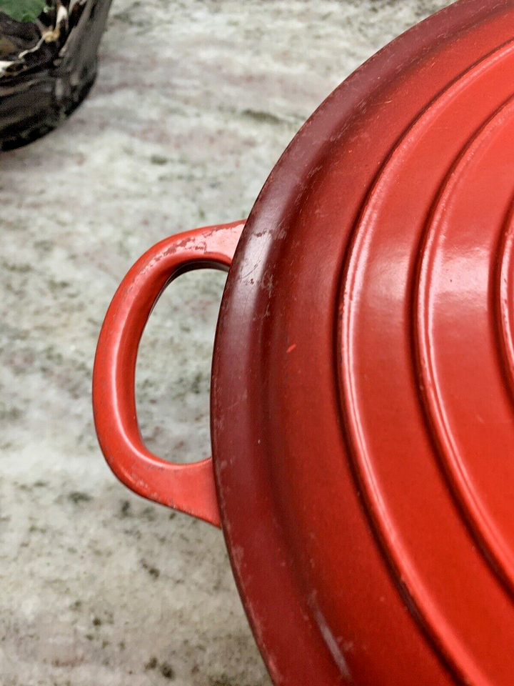 LE CREUSET Enameled Cast Iron Dutch Oven Round 26 Redsee chipped