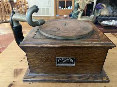 Victor Talking Machine VV-IV in oak wood .