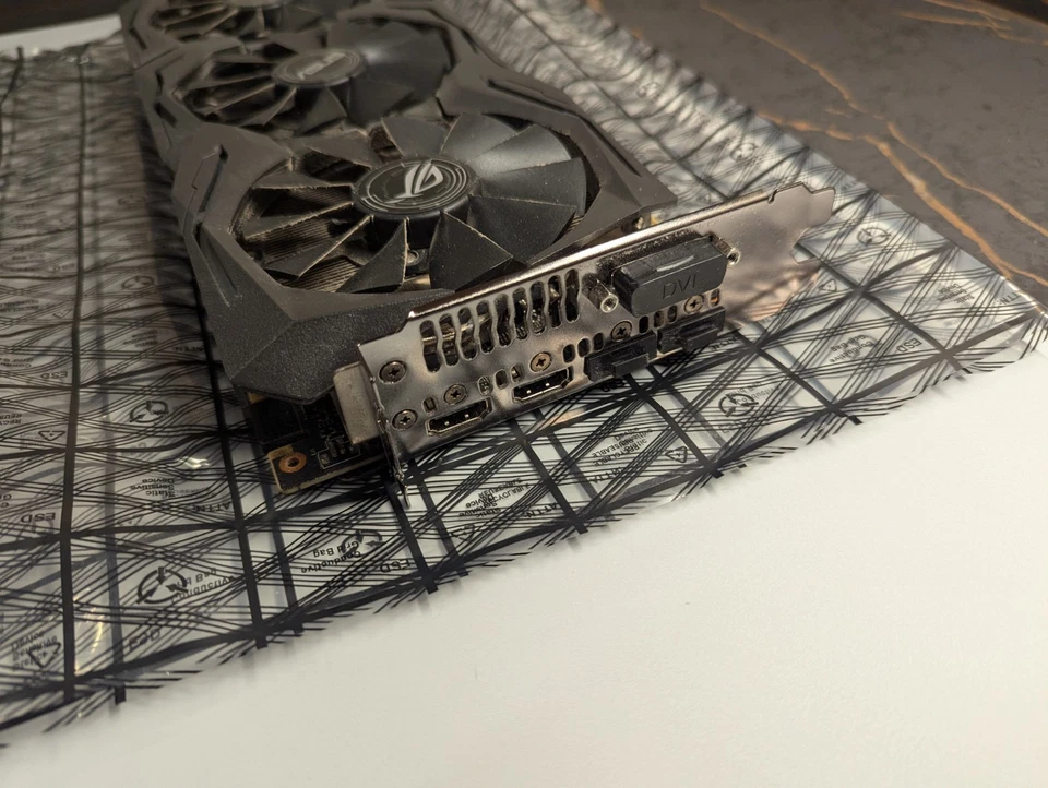 Tarjeta de gráficos ASUS NVIDIA GeForce GTX 1080 8GB GDDR5X (STRIX-GTX1080-A8G-GAMING) Foto 3 de 4