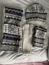 Muk Luks 4 Tlg Set  Grau Gemustert Loopschal Mütze Handschuhe Stulpen - Wie Neu!