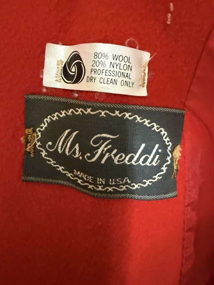 Capa vermelha vintage Ms Freddi - Imagem 2 de 4