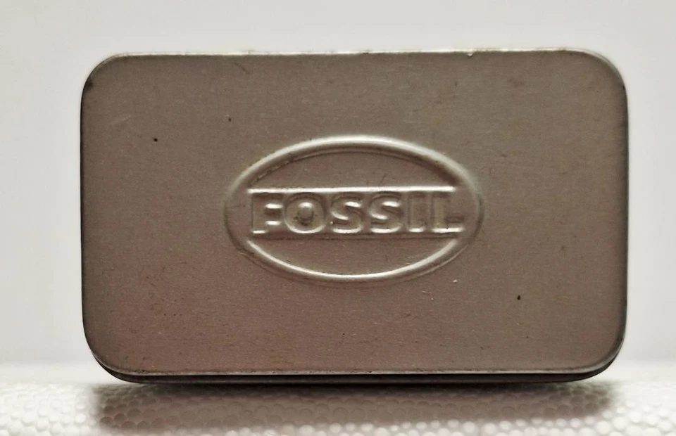 Estuche metálico para gafas fósiles varios destinos de colores en la foto usado Foto 3 de 4