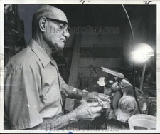 1976 Press Photo Louis Carambat, retired steamfitter sharpens Scissors as Job