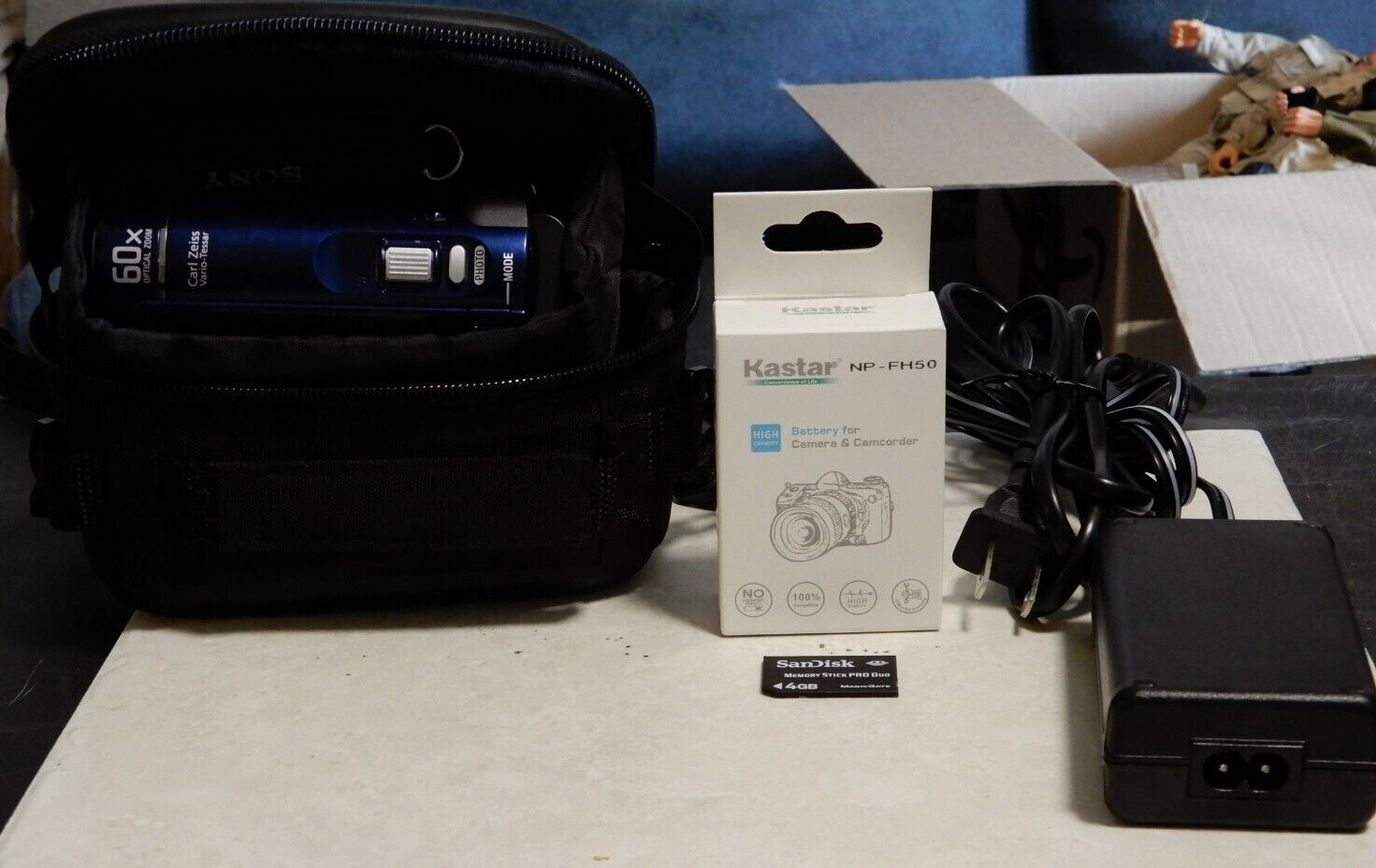 Sony Handycam DCR-SX41 60x optical zoom extra batterie 4GB stick pro duo