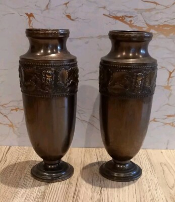 Vintage Paar Jugendstil Beldray Vasen mit Beerenblatt Design 21 cm hoch.