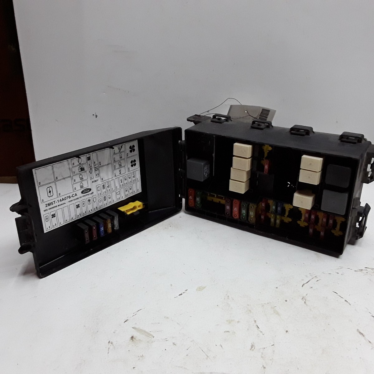 ford focus 2005 cigarette lighter fuse 00 01 02 03 04 05 Ford Focus engine fuse box relay Center OEM  2M5T-14A076-CA