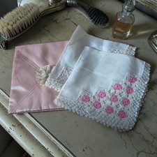 Vtg 3pc Pink White Crochet Lace Linen Handkerchief Set with Satin Hankie Pouch
