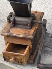 Dekoobjekt Antike Handwalzm&uuml;hle 1900 Gusseisernes Mahlwerk Bodenplatte gebrochen