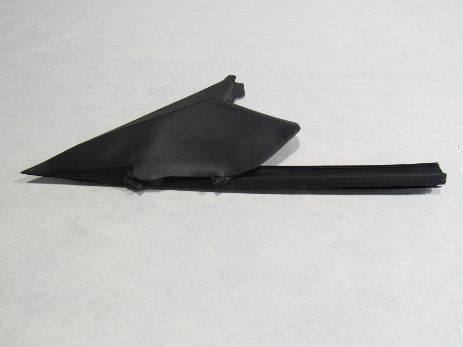 18-21 Aston Martin Vantage 2019 Left Driver Door Weatherstrip Seal Cover ;:O