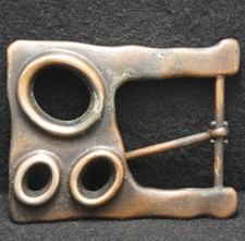 XE01139 COOL VINTAGE 1970s  ABSTRACT ARTWORK  UNISEX FASHION BRASS BELT BUCKLE