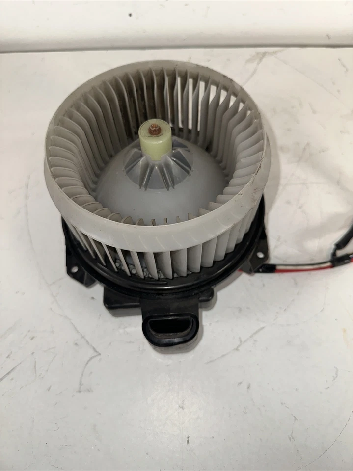 Двигатель вентилятора отопителя Toyota Prius 2010-2015 годов выпуска от оригинального производителя - Изображение 2 из 4