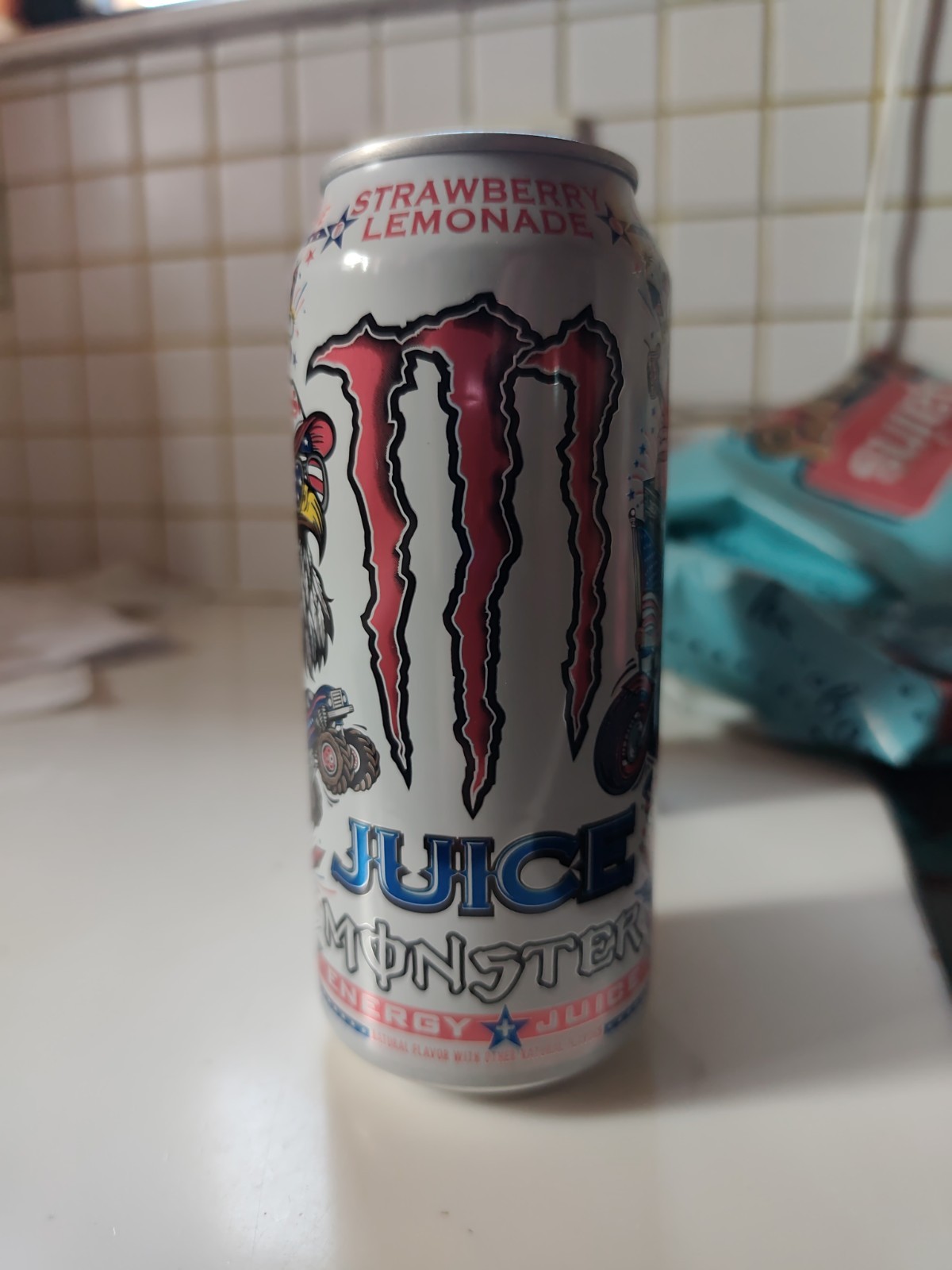 1x NUEVA LIMONADA DE FRESA Monster Energy - 473 ml - IMPORTACIÓN EE. UU.