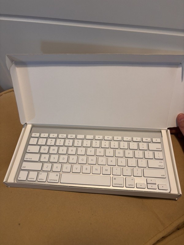 Apple Wireless Keyboard NEW/OPEN BOX A1314 [MC184LL/B] - Silver w/ White Keys