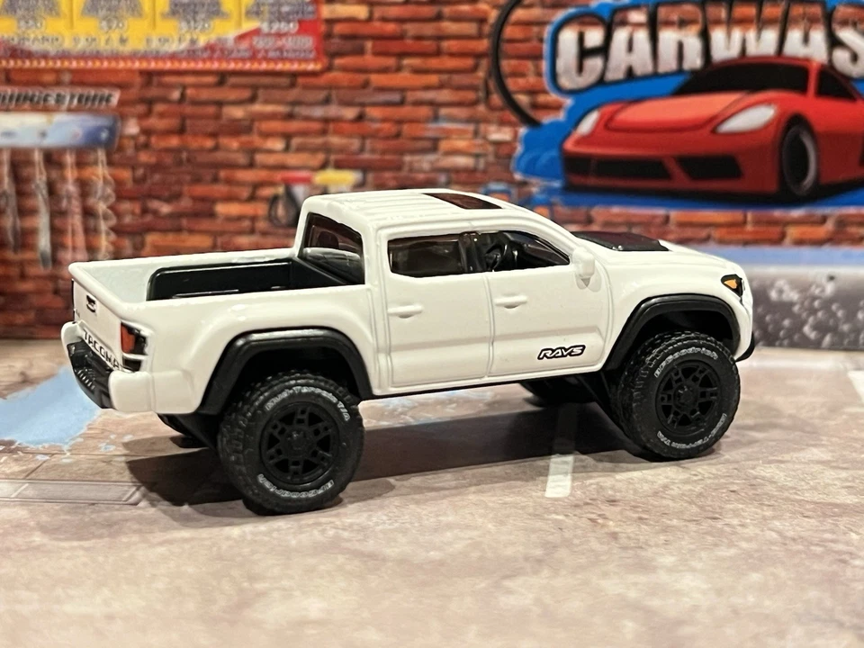 2023 Hot Wheels '20 Toyota Tacoma (branco) Off-Road TRD pilotos reais trocados 4x4 - Imagem 2 de 4
