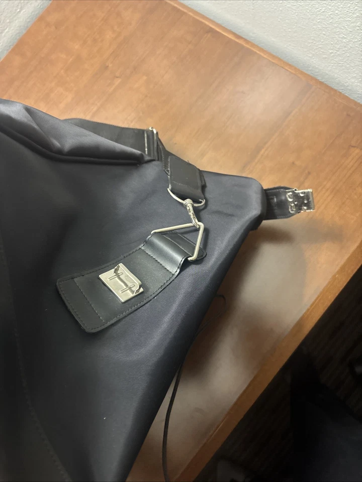 Calvin Klein Bolsa de Lona Bolsa XL Negra Ideal para Viajes o Gimnasio Foto 4 de 4