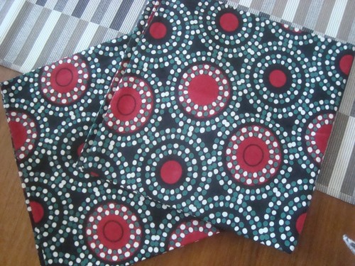 Cubierta de cojín IKEA 26 x 26" (65 x 65 cm) euro negro verde rojo Natvide punteado NOOP - Imagen 5 de 7