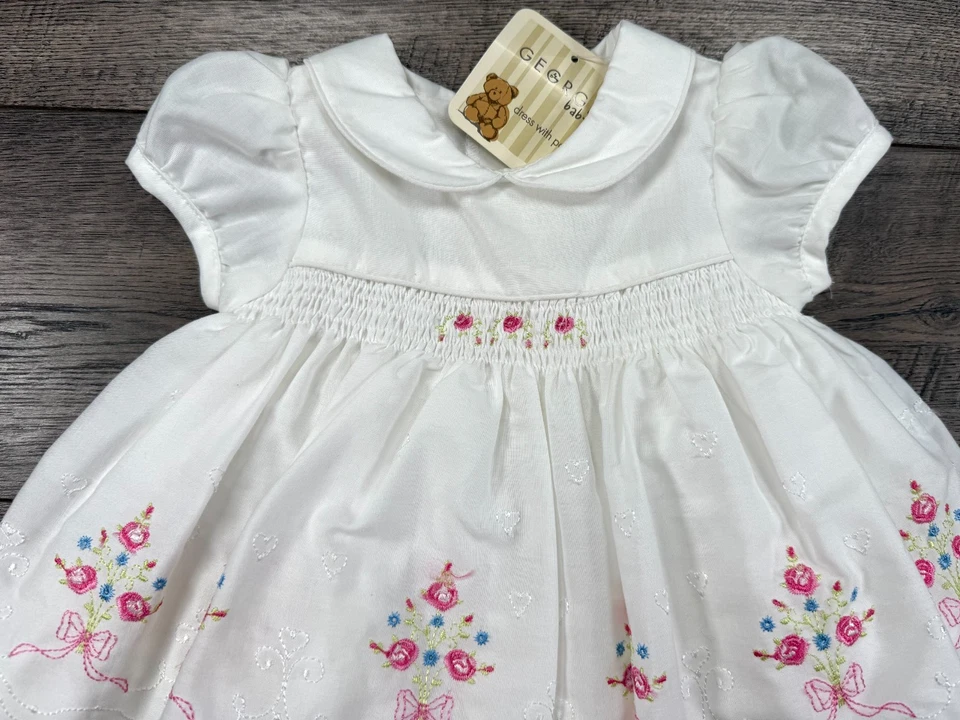 女宝宝衣服全新复古乔治 0-3 个月 2 件白色粉红色花朵蓬松连衣裙 — 第 3/4 张图片