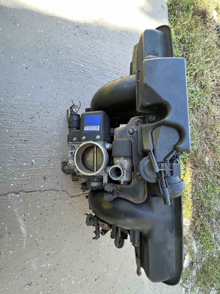 auto parts 2000 BMW 323i E46 OEM Intake Manifold With Throttle Body And Fuelrail - Image 3 of 3