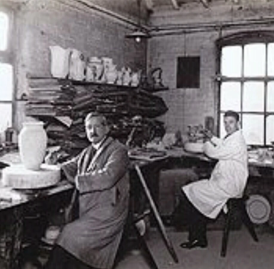 Taburete de 3 patas de roble de fábrica Minton con procedencia - Potteries industrial antiguo Foto 4 de 4