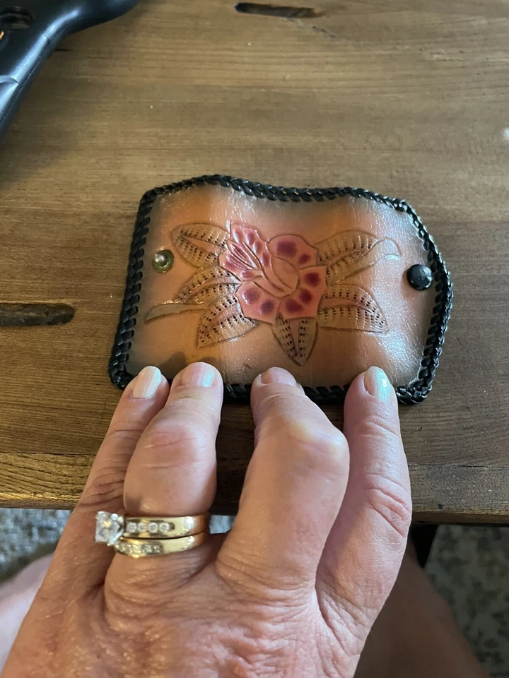 Porta-chaves vintage feito à mão couro marrom claro 4 chaves, pontos de chicote preto, rosa - Imagem 3 de 4