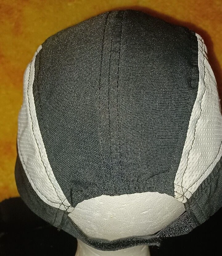 Gorra Avia para mujer talla OSFM gris con ribete blanco logotipo Avia cierre de gancho y bucle Foto 4 de 4