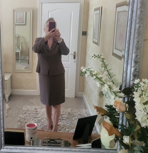 Minute Two Piece Suit Size 14 Biscuit Colour Excellent Condition - Picture 3 of 16