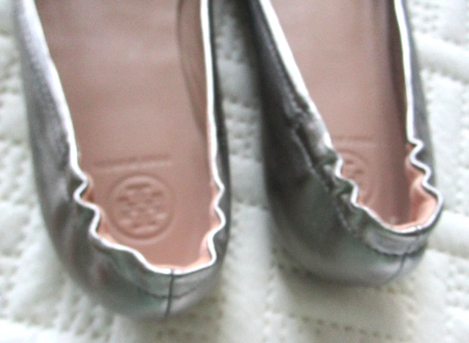 Sapatilhas de balé Tory Burch Minnie Reva couro viagem estanho metálico cinza 7,5 M - Imagem 2 de 4
