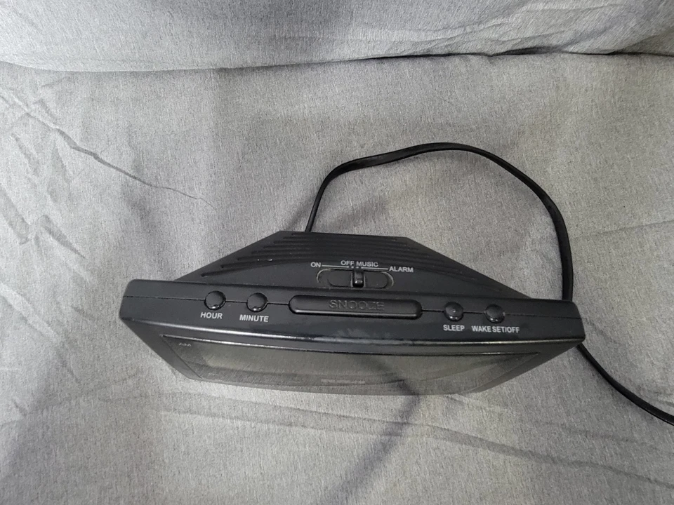 Radio Reloj Despertador RCA Digital AM-FM Modelo RP3701A Negro Foto 3 de 4