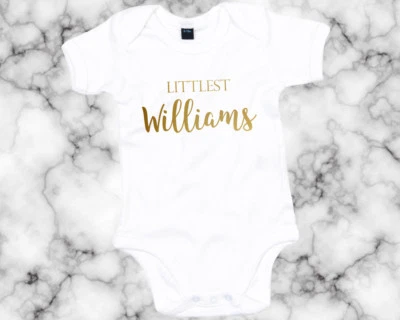 ADORED SOUL Littlest ANY Nachname Strampler Weste Unisex Babyparty Geschenk Mama AS30