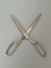 Vintage 9-1/4" Sewing Scissors Germany Des Pat 5MR5859.