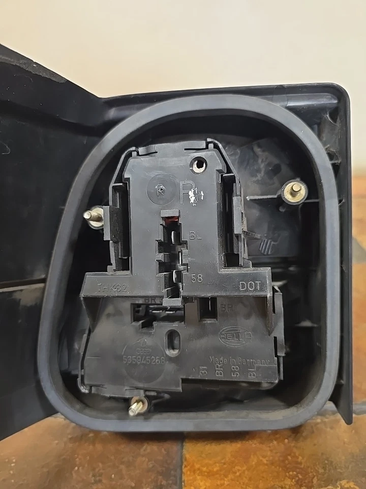 Luz trasera exterior e interior OEM 1992-1995 Volkswagen Corrado 2,0 L, derecha Foto 3 de 4