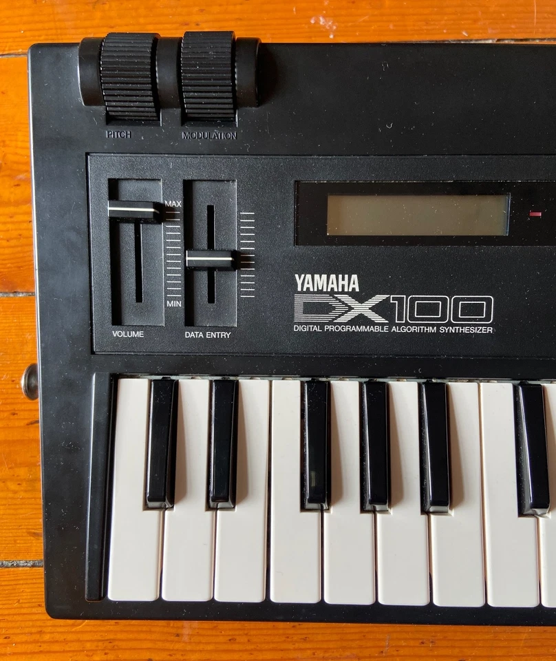 Yamaha DX-100 Digital Synthesizer mit neuer Batterie montiert + UK-Netzteil - Bild 3 von 4