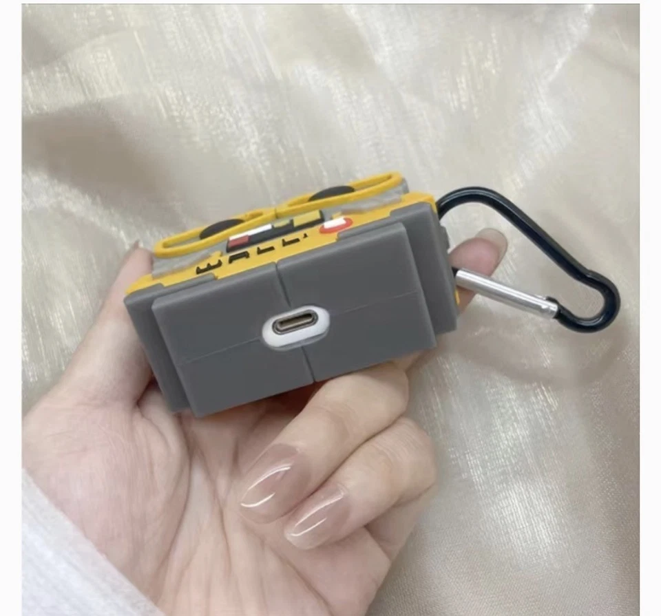 Estuche Wall-E Pixar y AirPods incluidos pero no sostienen la carga Foto 3 de 4