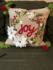 Świąteczna poduszka do haftu „Radość” z pomponem i filcowymi kwiatami 15”na 15”