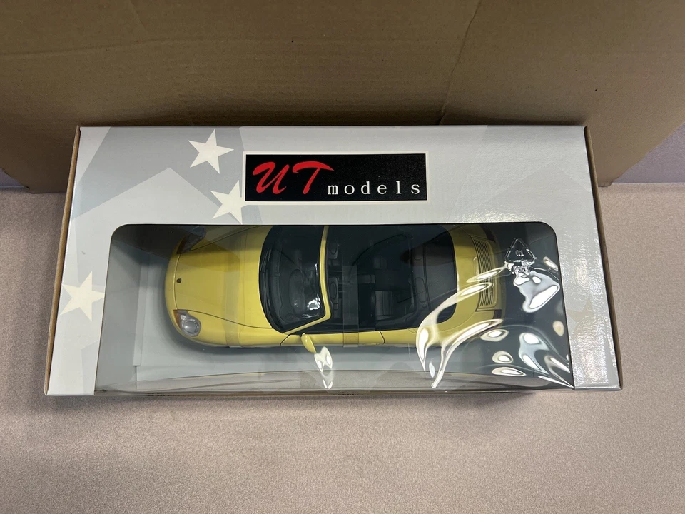 UT Models Bundle lot: 1:18 Porsche 911 996 coupe GREEN + cabrio YELLOW - Image 3 of 4