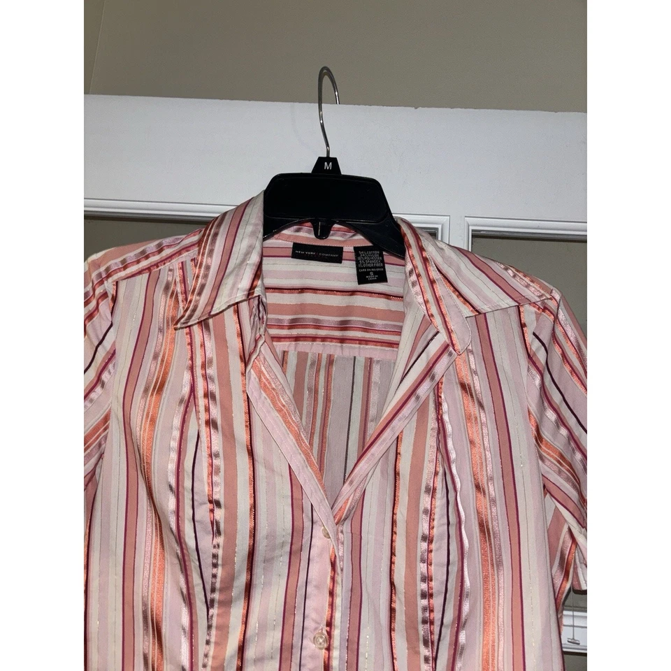 New York & Company Mujer Rosa Rayas Botón Abajo Blusa Manga Corta Pequeña Foto 3 de 4