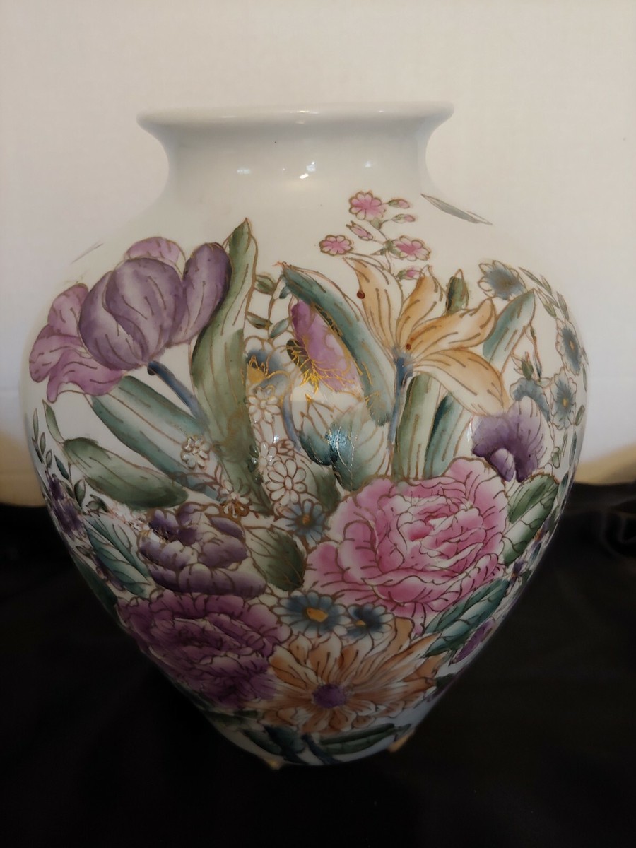 Vtg.Chinese Porcelain Vase H. 9 ins Handpainted White with