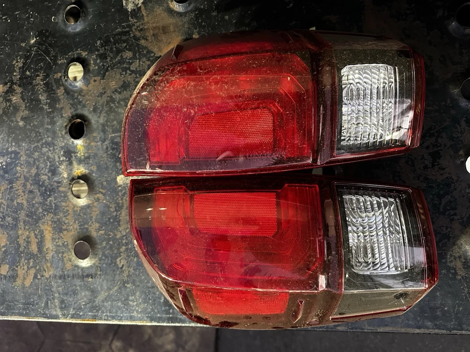 Luces traseras OEM Toyota Tacoma (par) - Excelente estado - 2016-2023 Foto 2 de 4