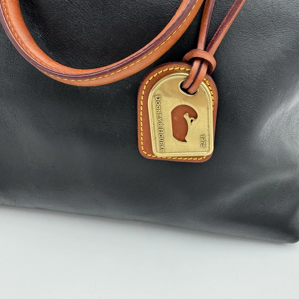 Сумка наплечная Dooney & Bourke черная шагреневая кожа с двойными ручками на молнии - Изображение 4 из 4