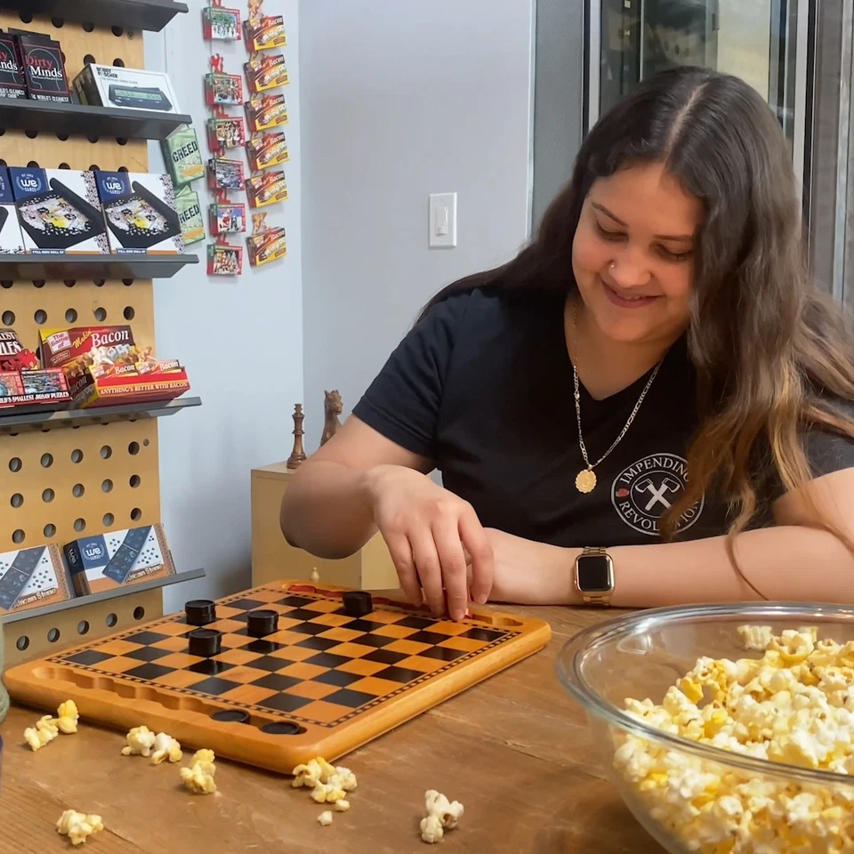 Juego de damas tradicionales rojas y negras WE Games, tablero de madera maciza con ranuras Foto 2 de 4