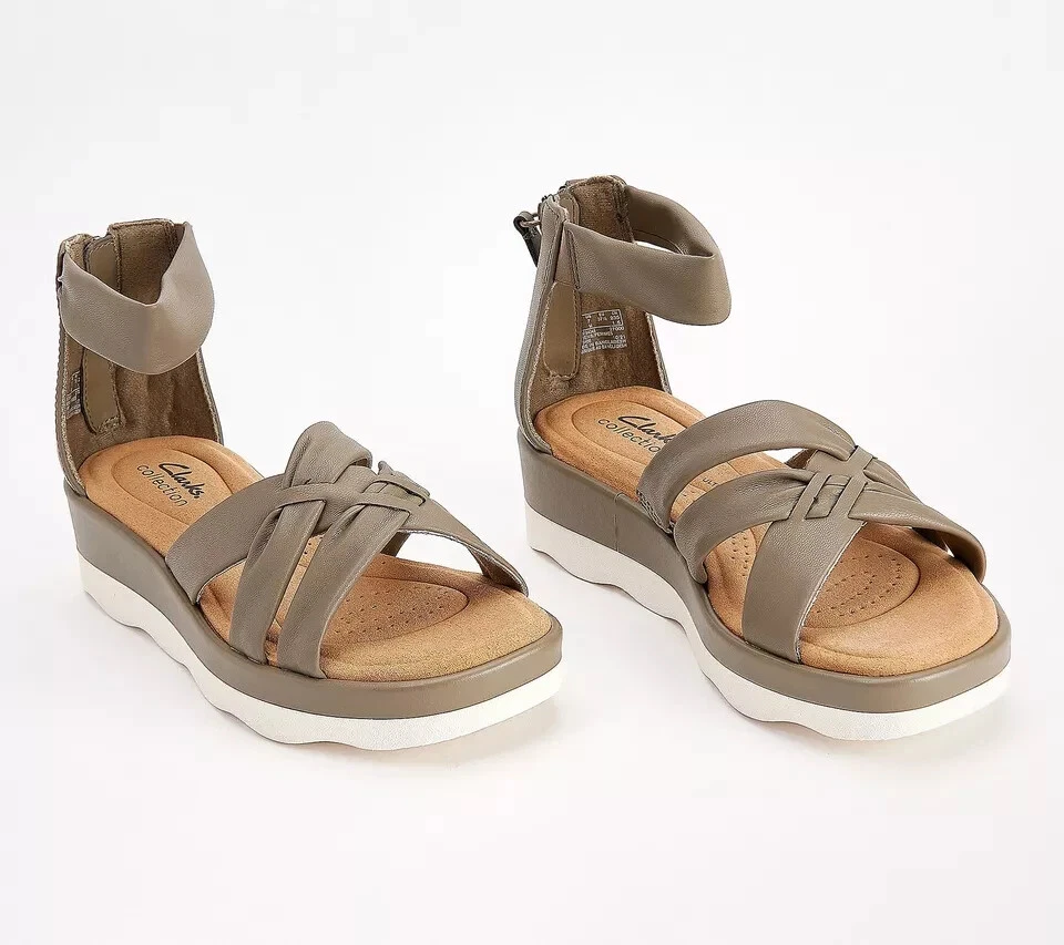Sandali Clarks donna 9 M collezione Clara Rae cinturino alla caviglia zeppa verde oliva NUOVI