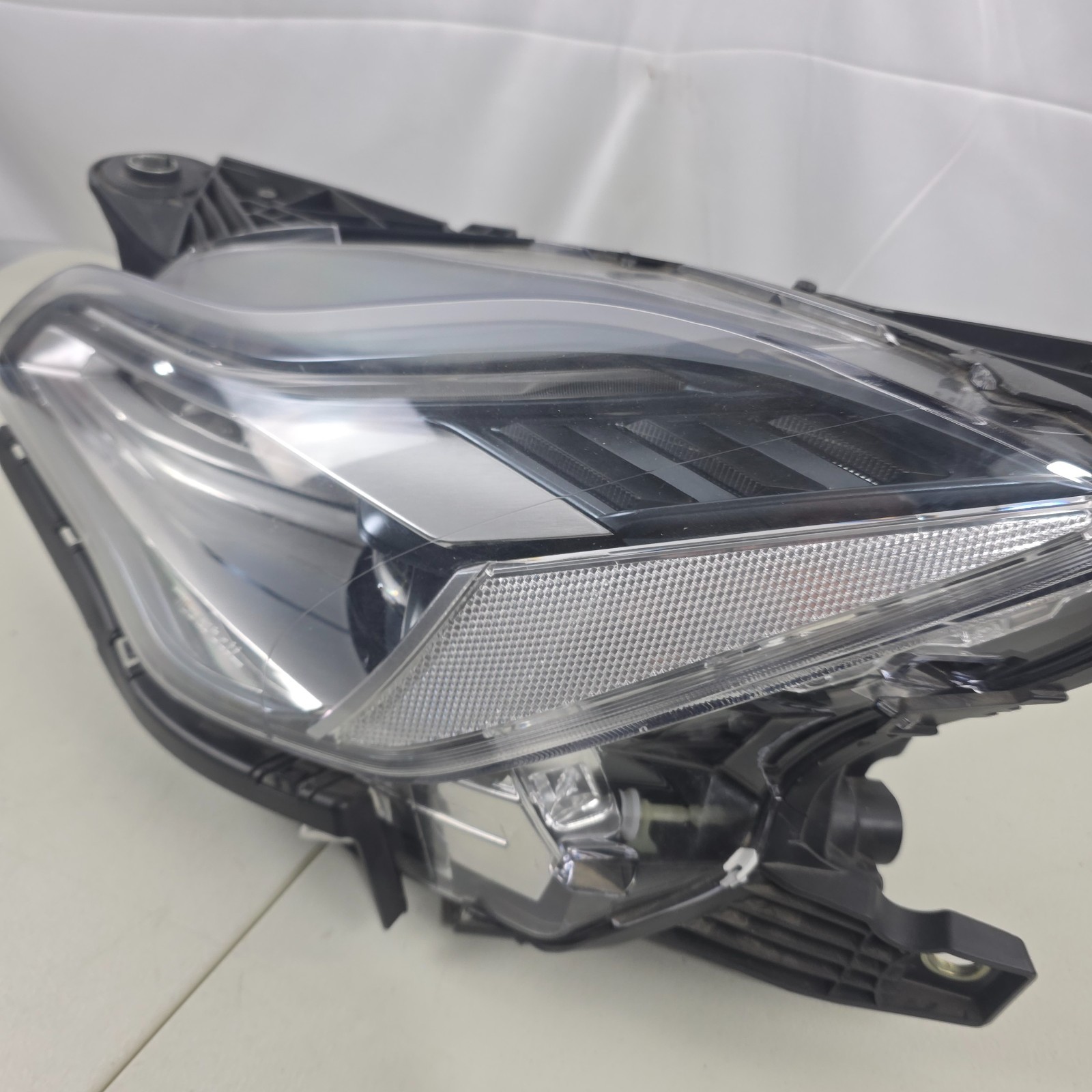 🚗 Maserati Quattroporte LEFT LED EURO HEADLIGHT GENUINE OEM 00670100615