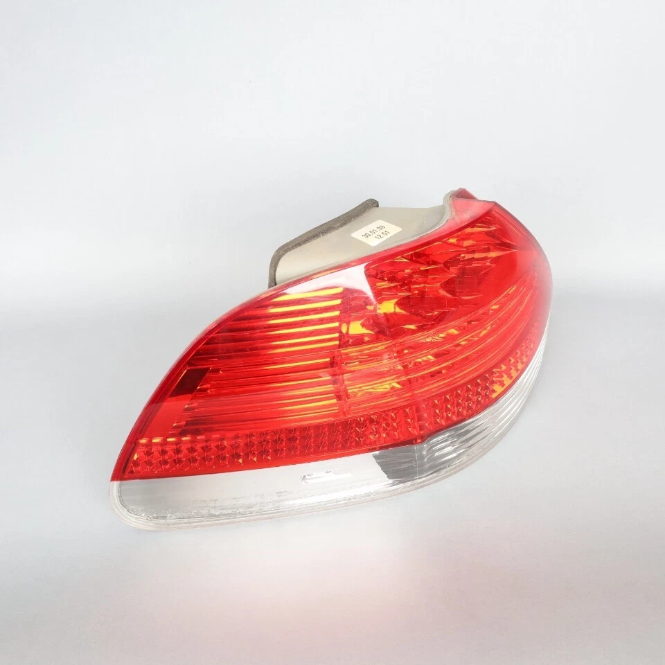 Luz trasera izquierda BMW 750i 760i 2006-2008 63216938515 OEM usada Foto 3 de 4