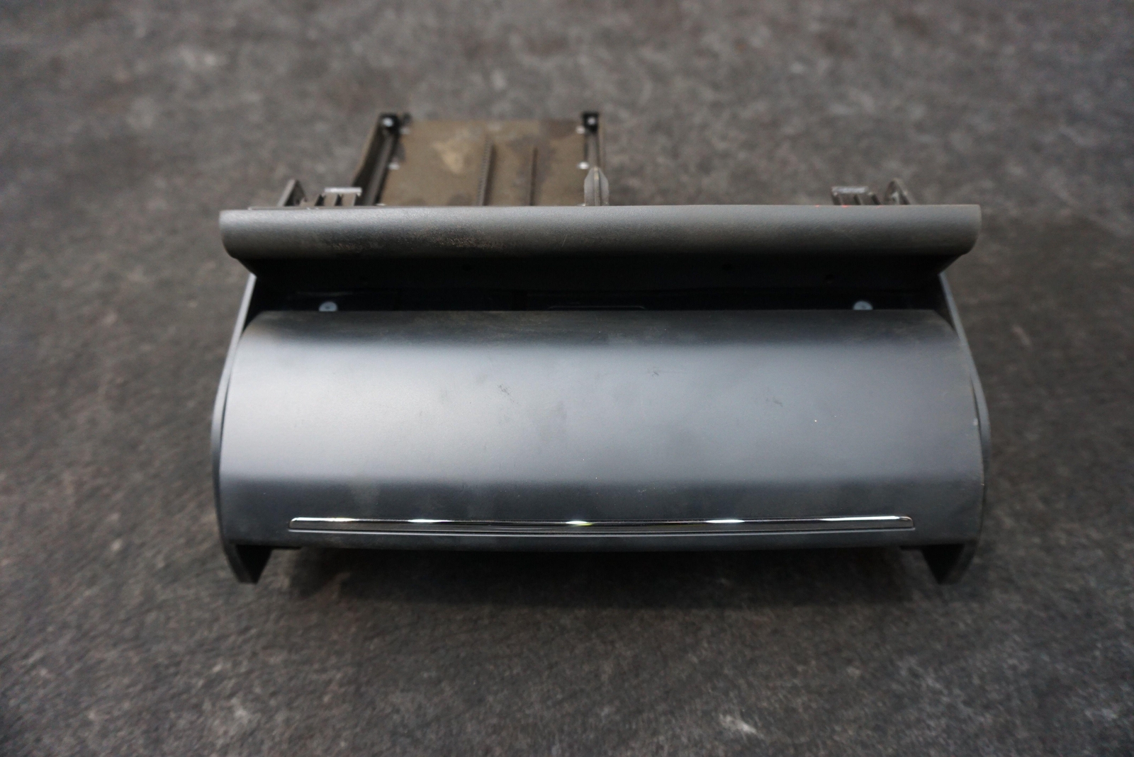 Center Console Storage Tray USB AUX OEM 670152831 Maserati Ghibli M157 2017+