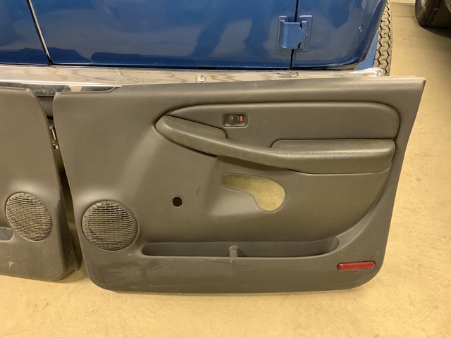 2000 - 2002 Chevrolet Silverado Door Panel Set 15177718 Front for sale