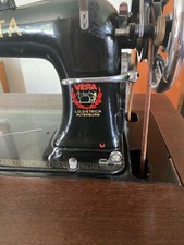 Antike Vesta Nähmaschine, in gutem Zustand und einklappbar. 