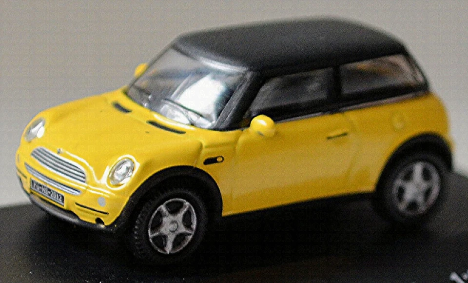 BMW Mini New Mini Cooper R50 2001-06 Giallo + Tettuccio: Nero 1:87 Schuco 21923 - Immagine 2 di 4