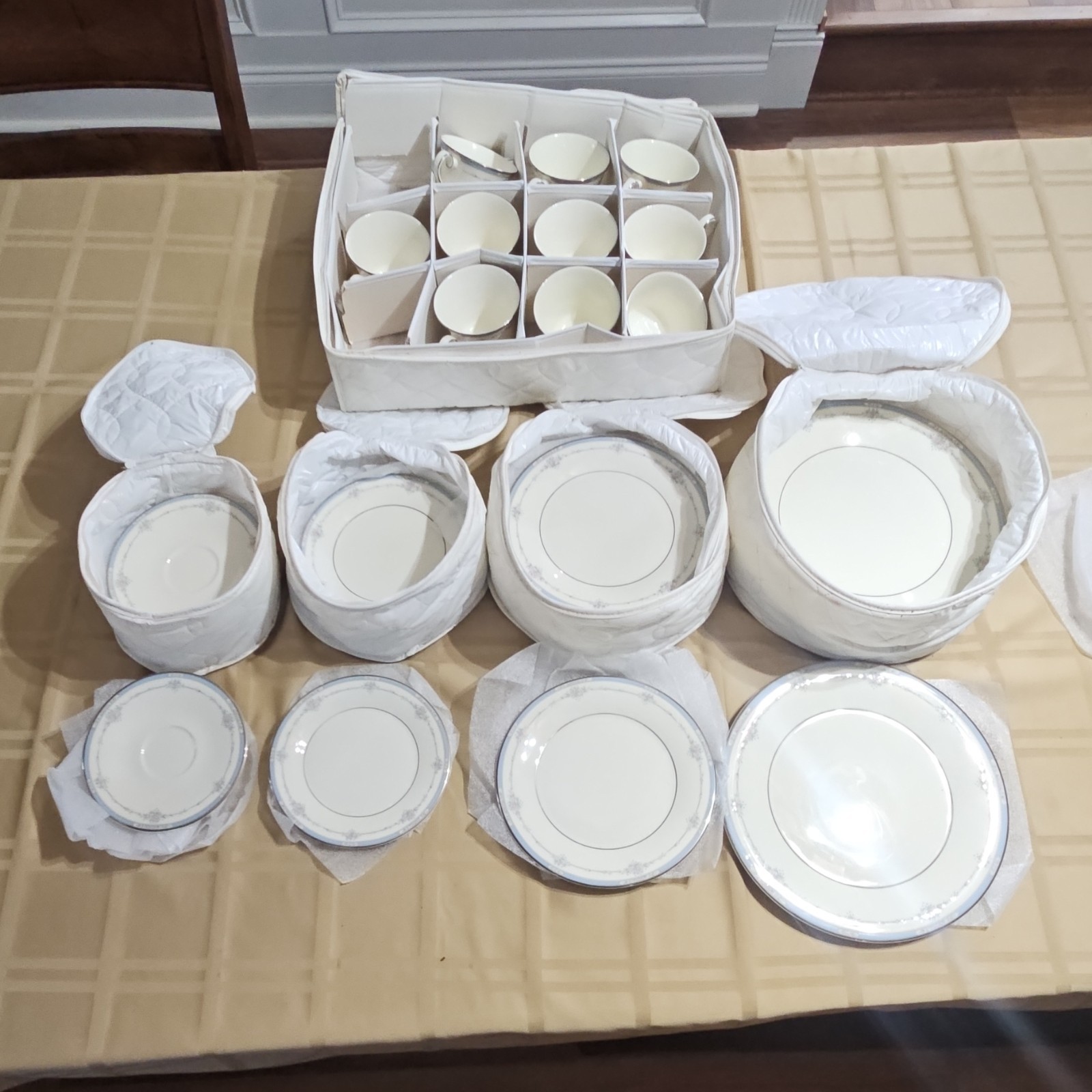 Royal Doulton LISA (H5154) 50 pieces  Bone China Floral Dinner Set 