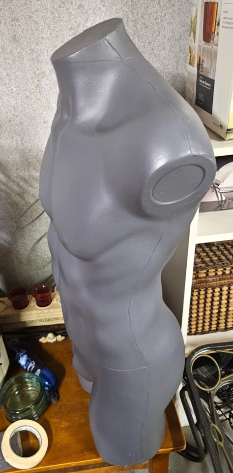 Forma de exhibición de maniquí de torso masculino • Pecho/abdominio completo • Modelo minorista de plástico gris Foto 2 de 2